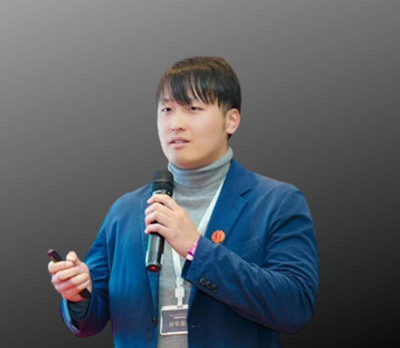 Shotaro Takechi, CITP, speaking at an event and holding a microphone.